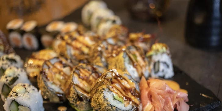 Rozmanité sushi sety v Hikari sushi baru: 20–44 netradičních rolek