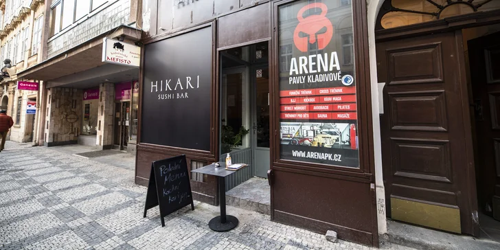 Rozmanité sushi sety v Hikari sushi baru: 20–44 netradičních rolek