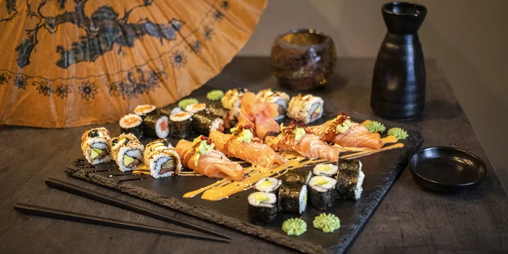 Rozmanité sushi sety v Hikari sushi baru: 20–44 netradičních rolek