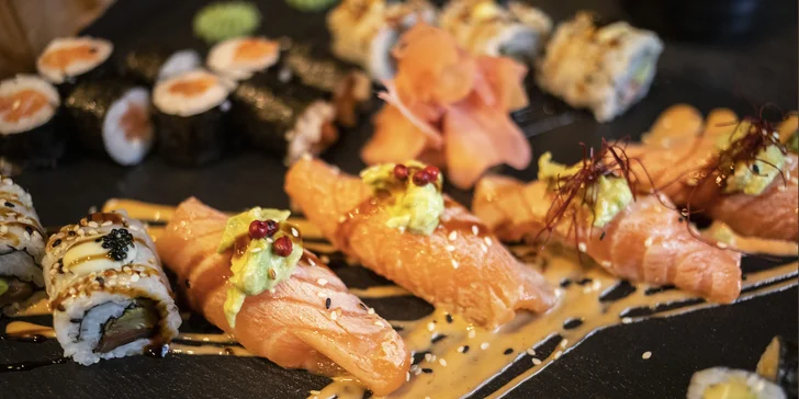 Rozmanité sushi sety v Hikari sushi baru: 20–44 netradičních rolek