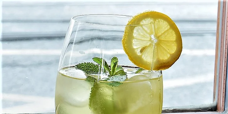 Jeden či dva míchané drinky dle výběru: Gin & Tonic, Aperol Spritz, Hugo Spritz, Limoncello i Mojito