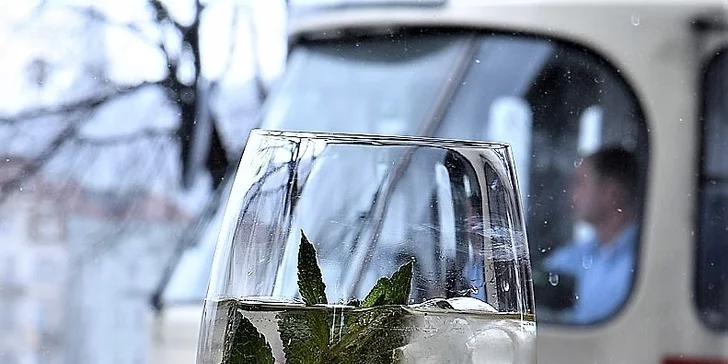 Jeden či dva míchané drinky dle výběru: Gin & Tonic, Aperol Spritz, Hugo Spritz, Limoncello i Mojito