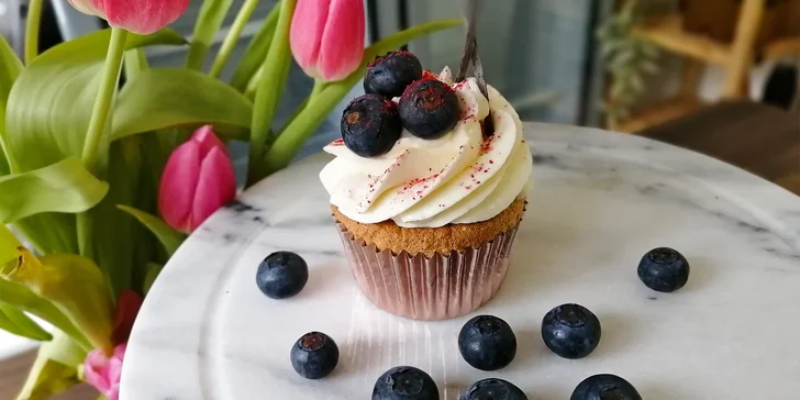 Výběr ze 2 druhů cupcakes: vanilkový s borůvkami a makový s ostružinami