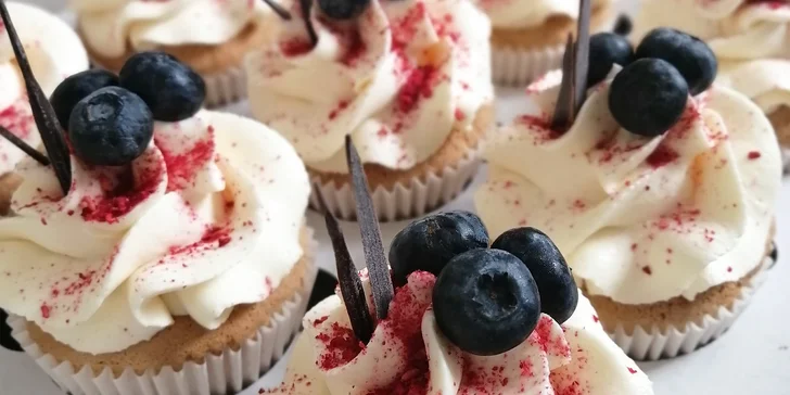 Výběr ze 2 druhů cupcakes: vanilkový s borůvkami a makový s ostružinami