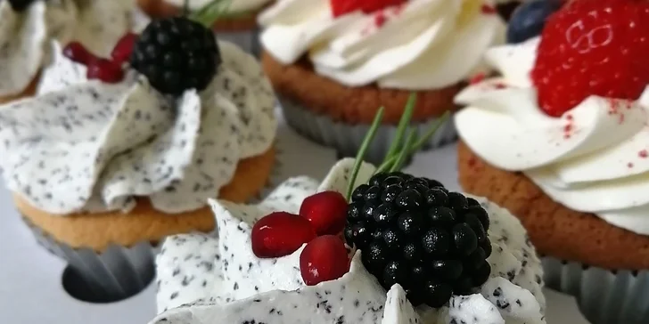 Výběr ze 2 druhů cupcakes: vanilkový s borůvkami a makový s ostružinami