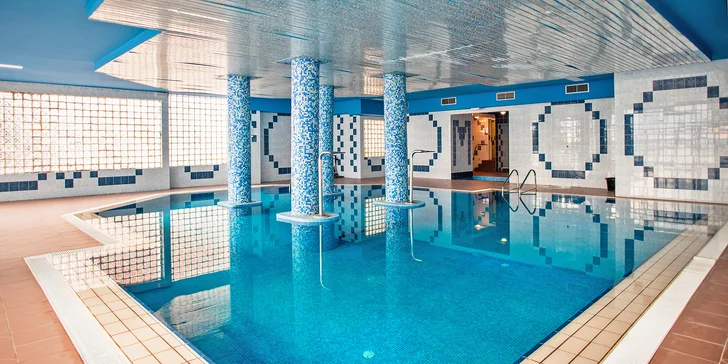 Dovolená u Krku: hotel přímo na pláži, polopenze, venkovní a vnitřní bazén, pokoj s balkonem i výhledem