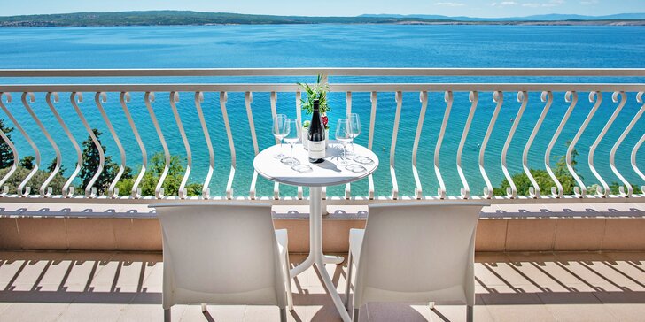 Dovolená u Krku: hotel přímo na pláži, polopenze, venkovní a vnitřní bazén, pokoj s balkonem i výhledem