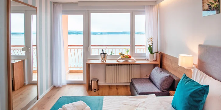 Dovolená u Krku: hotel přímo na pláži, polopenze, venkovní a vnitřní bazén, pokoj s balkonem i výhledem