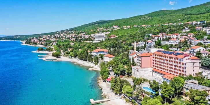 Dovolená u Krku: hotel přímo na pláži, polopenze, venkovní a vnitřní bazén, pokoj s balkonem i výhledem