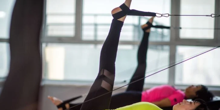 Skupinová lekce pilates, Port de Bras, fitbaletu nebo individuální hodiny cvičení na strojích
