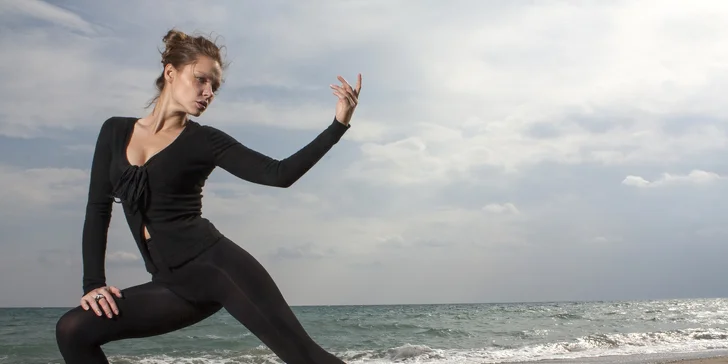 Skupinová lekce pilates, Port de Bras, fitbaletu nebo individuální hodiny cvičení na strojích