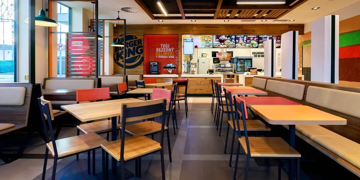 Královský kupon na 1 + 1 menu v Burger Kingu: hovězí či kuřecí burger, hranolky, cibulové kroužky, nápoj