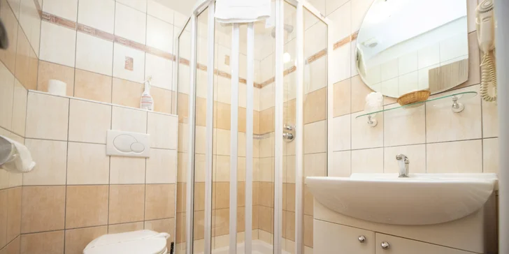 Romantika kousek od Prahy: pobyt na statku s jídlem a privátním wellness