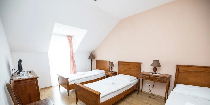 Romantika kousek od Prahy: pobyt na statku s jídlem a privátním wellness