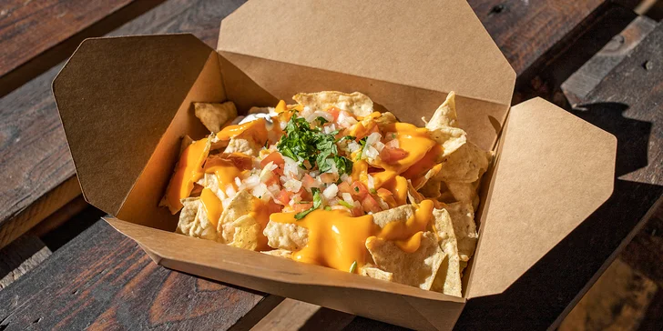 600 g nachos dle výběru na náměstí Republiky: s kuřecím i vepřovým masem či vegetariánské