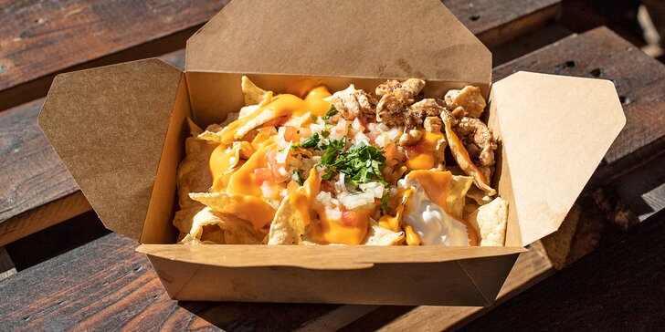 600 g nachos dle výběru na náměstí Republiky: s kuřecím i vepřovým masem či vegetariánské