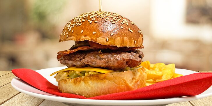 Burger s klokaním masem podle výběru a porce hranolků pro 1 osobu