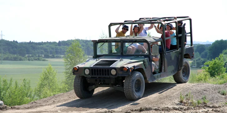 Program pro rodiny s dětmi v Tvrzi Hummer: piráti, rytíři, Divoký západ aj.