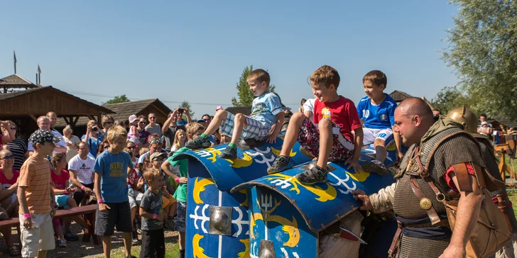 Program pro rodiny s dětmi v Tvrzi Hummer: piráti, rytíři, Divoký západ aj.