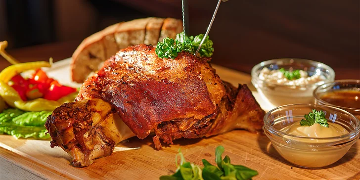 Vepřové koleno pečené sous-vide s česnekovým rozpečeným chlebem a velkým pivem