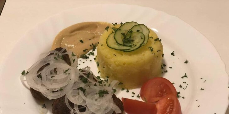 Polední menu v plzeňské restauraci: česká klasika i sladká jídla a těstoviny