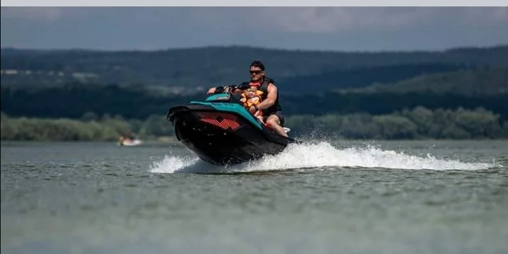 Zábava na šlapadle, paddleboardu, flyboardu či vodním skútru