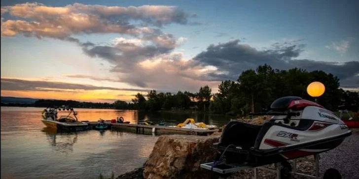 Zábava na vodní hladině: zapůjčení šlapadla či paddleboardu na 1 nebo 2 hodiny