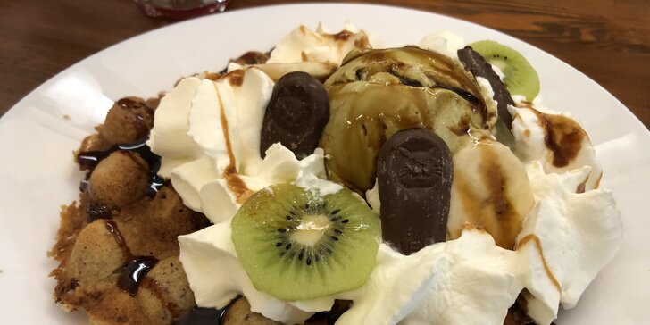 Čokoládová nebo vanilková belgická vafle: Raffaello, Oreo, Ferrero Rocher i Kinder Bueno
