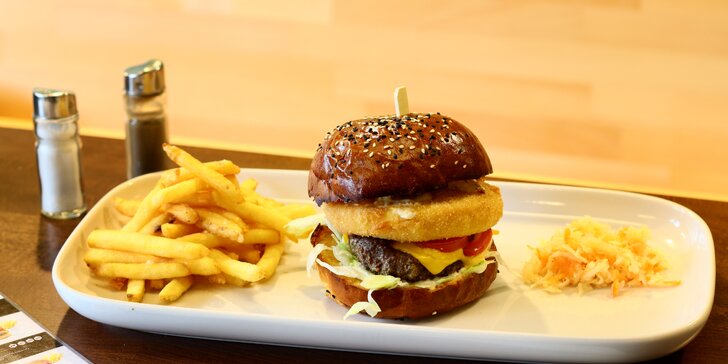 Pořádné jídlo s sebou: burger s hovězím a smažákem a hranolky pro 1 i 2 os.