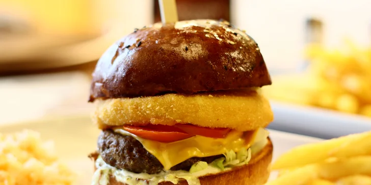Burger s hovězím a smaženým sýrem a hranolky pro 1 i 2 osoby