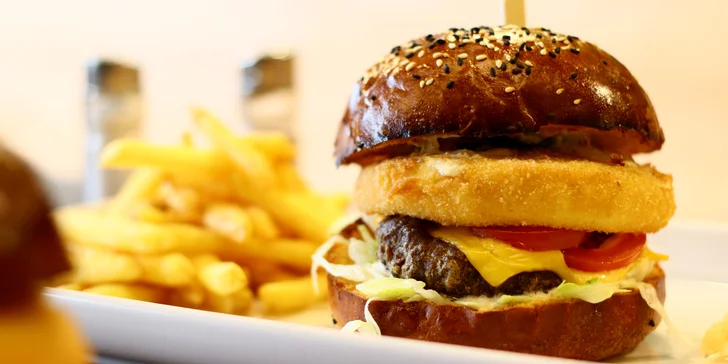 Burger s hovězím a smaženým sýrem a hranolky pro 1 i 2 osoby