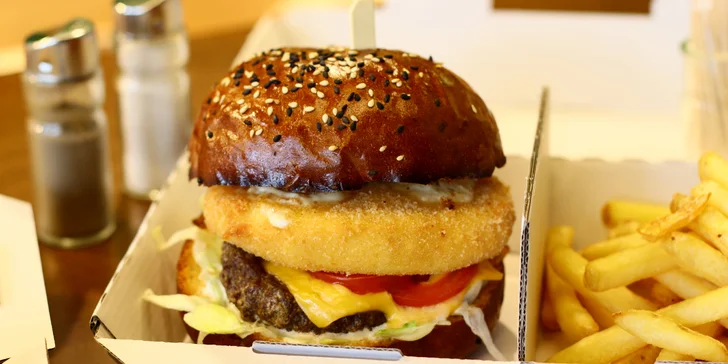 Burger s hovězím a smaženým sýrem a hranolky pro 1 i 2 osoby