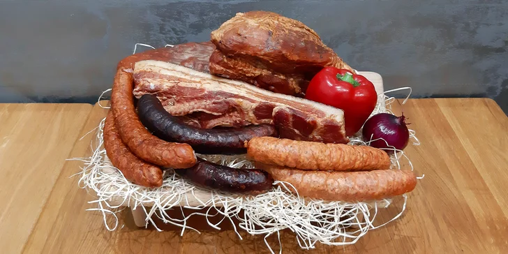 Výběrová bedýnka: 4 kg mysliveckých i šumavských klobás a uzené kýty, plece či špeku od farmáře