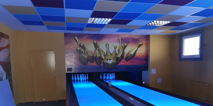 Rozkulte to: hodinová hra bowlingu pro partu až 8 kamarádů, po–so