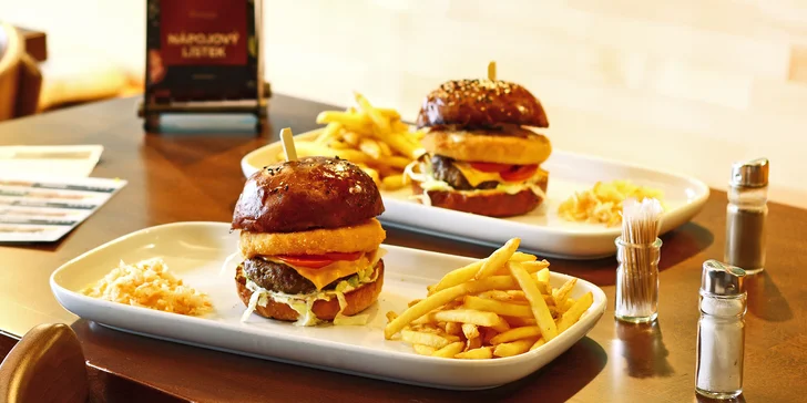 Burger s hovězím a smaženým sýrem a hranolky pro 1 i 2 osoby