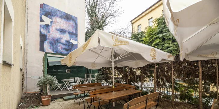 Domácí burger s hovězím masem a hranolky pro 1 i 2 os.