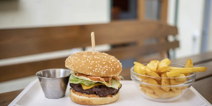 Domácí burger s hovězím masem a hranolky pro 1 i 2 os.