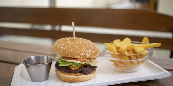 Domácí burger s hovězím masem a hranolky pro 1 i 2 os.