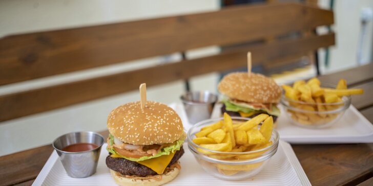 Domácí burger s hovězím masem a hranolky pro 1 i 2 os.