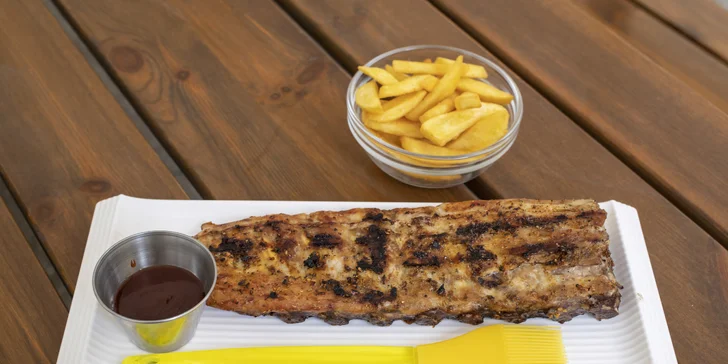 Marinovaná kuřecí křidélka a 500 g pomalu pečených marinovaných žeber