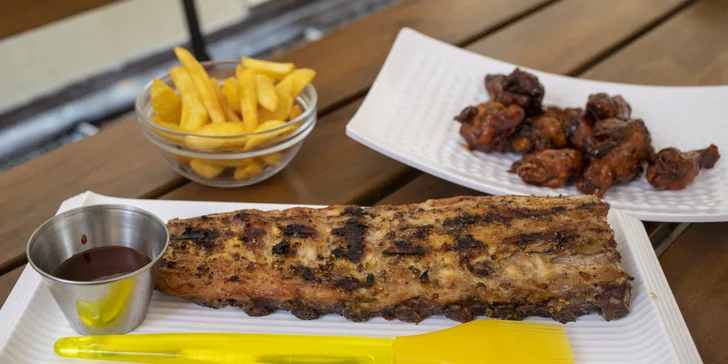 Marinovaná kuřecí křidélka a 500 g pomalu pečených marinovaných žeber