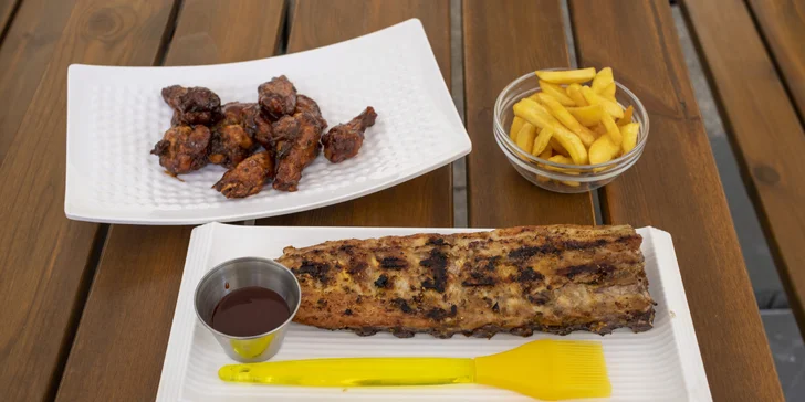 Marinovaná kuřecí křidélka a 500 g pomalu pečených marinovaných žeber