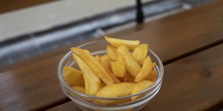 Marinovaná kuřecí křidélka a 500 g pomalu pečených marinovaných žeber
