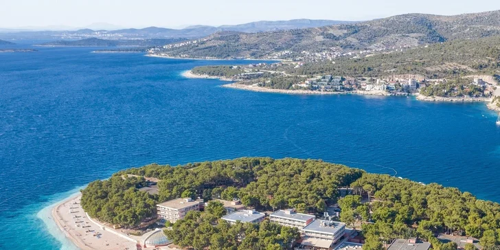 Letní dovolená v chorvatském Primoštenu: 3* hotel se snídaní, 50 m od pláže a s bazénem