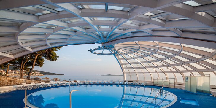 Letní dovolená v chorvatském Primoštenu: 3* hotel se snídaní, 50 m od pláže a s bazénem