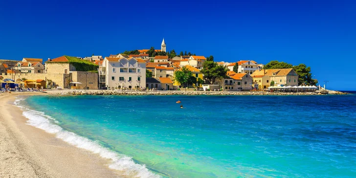 Letní dovolená v chorvatském Primoštenu: 3* hotel se snídaní, 50 m od pláže a s bazénem