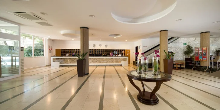 Letní dovolená v chorvatském Primoštenu: 3* hotel s jídlem a bazénem, 50 m od pláže