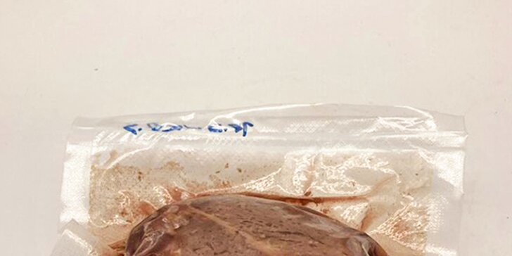 Připravené a zavakuované maso sous vide: vepřová panenka i hovězí roštěná