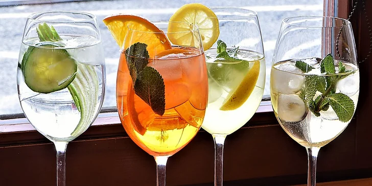 Jeden či dva míchané drinky dle výběru: Gin & Tonic, Aperol Spritz, Hugo Spritz, Limoncello i Mojito