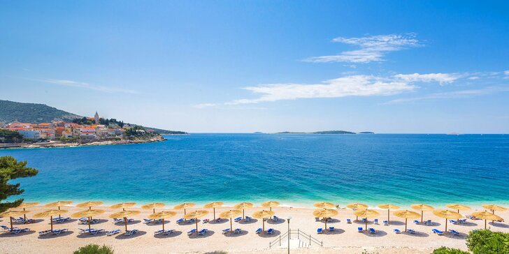 Letní dovolená v chorvatském Primoštenu: 3* hotel s jídlem a bazénem, 50 m od pláže